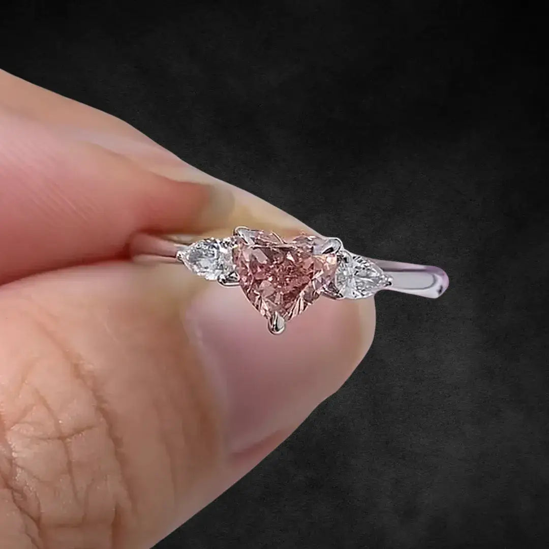 0,5 Karat Fancy Pink Lab-Grown Diamant Drei-Stein-Verlobungsring