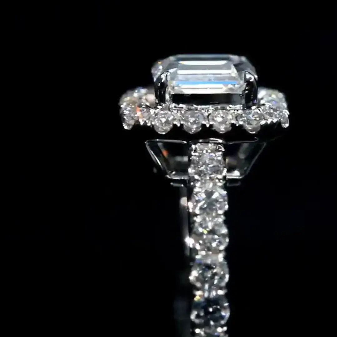 Halo-Ring mit 0,8 Karat Smaragdschliff-Labordiamanten