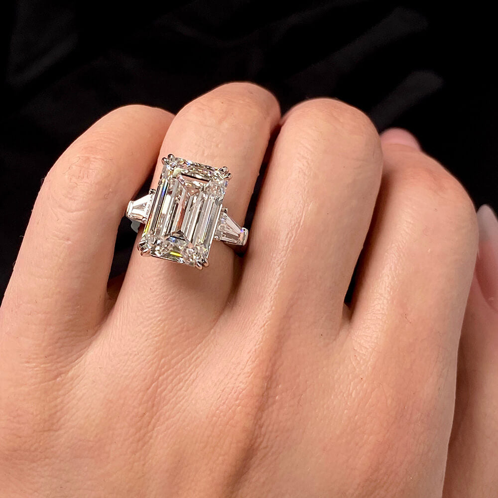 Smaragdschliff-Diamantring mit drei im Labor gezüchteten Steinen (11 CTW F/VS1)