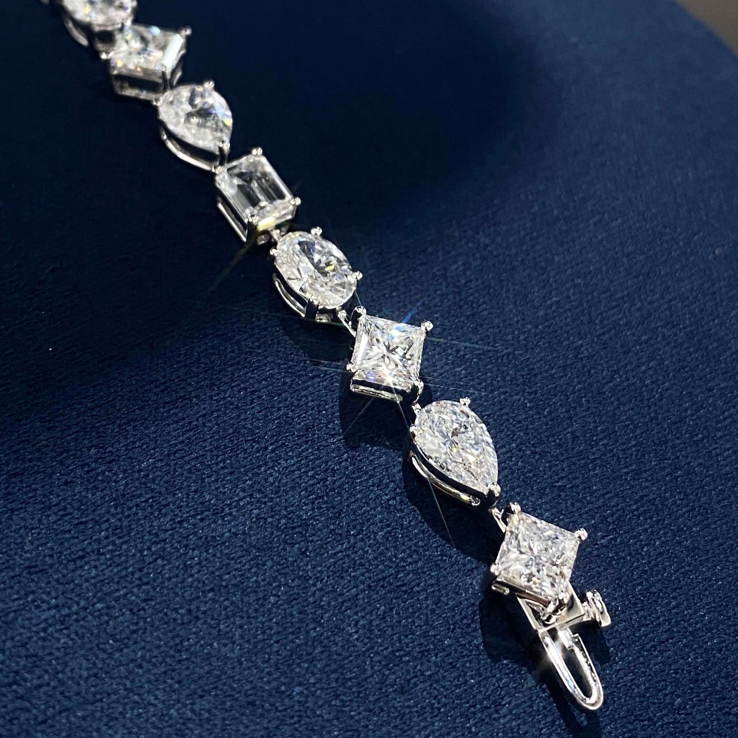 Jedes 0,3-Karat Multi-Form Laborgezüchtete Diamantarmband 18K Gold