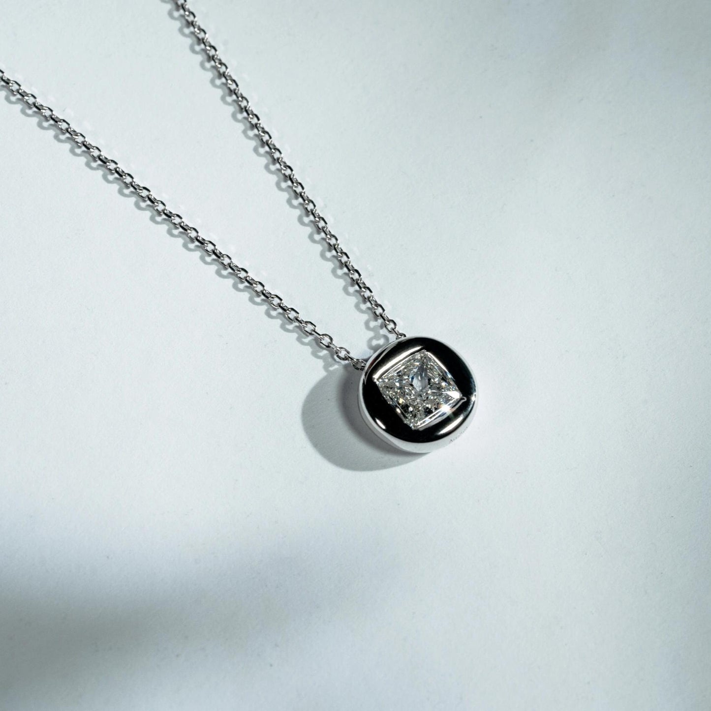 1 Karat Halskette mit Diamantfassung im Prinzessschliff, 18 Karat Gold