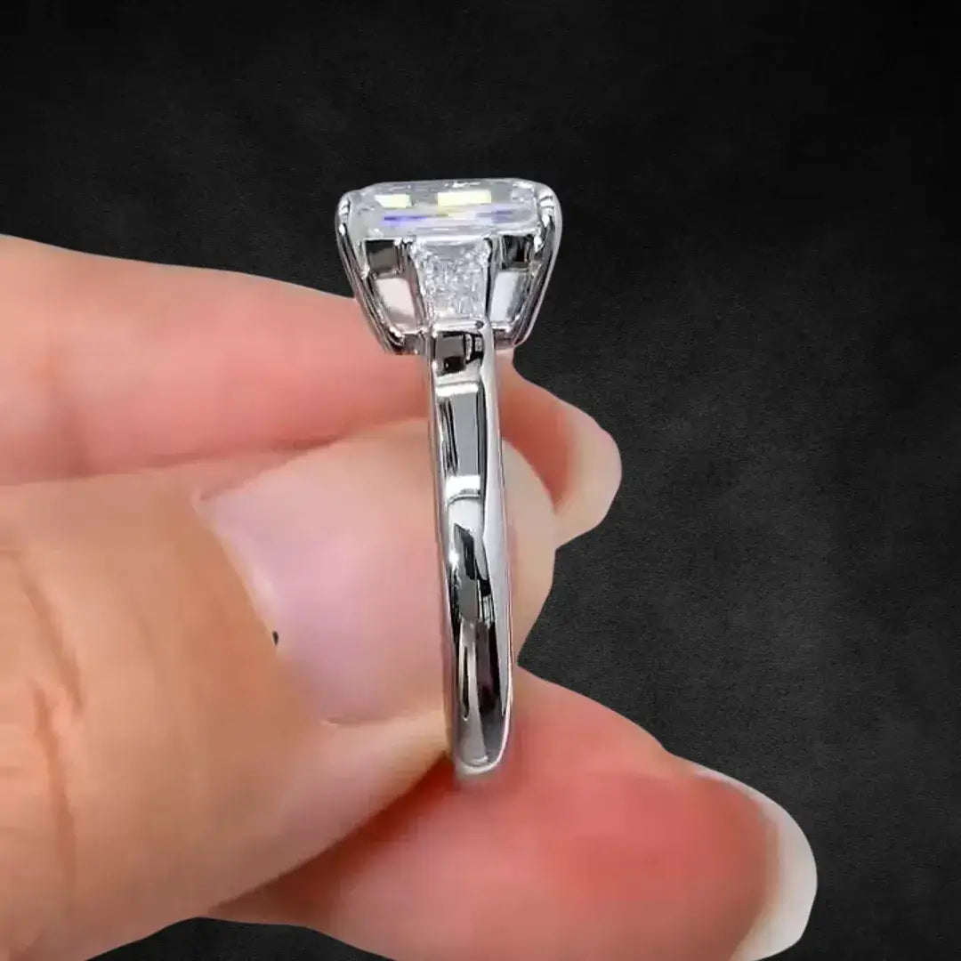 2,5 Karat Smaragdschliff-Lab-Diamantring mit drei Steinen