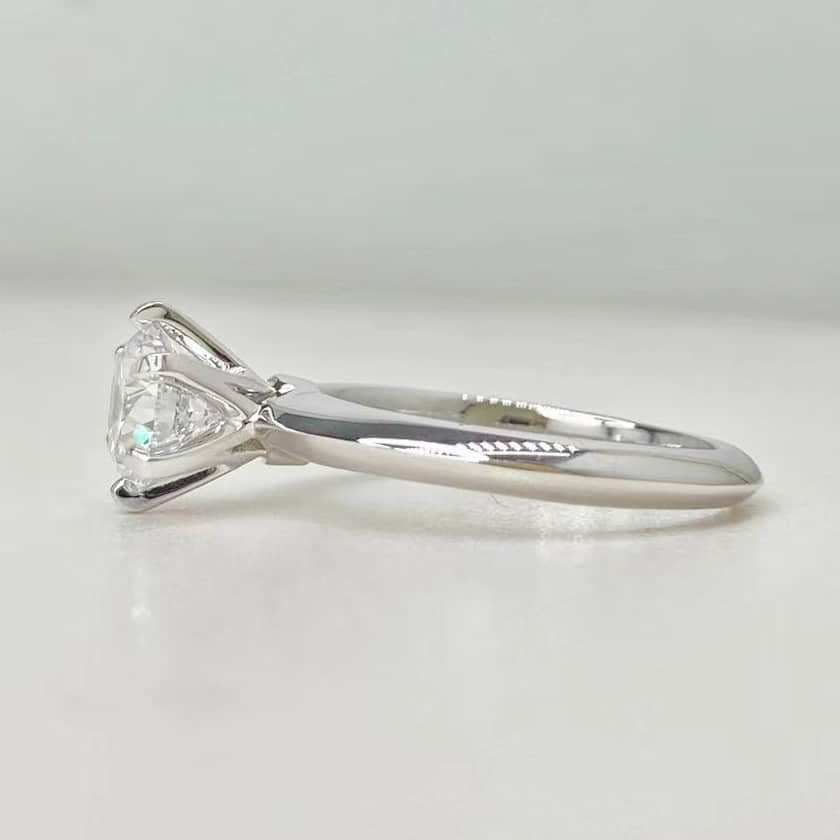 Solitäre-Verlobungsring mit rundem, im Labor gezüchtetem Diamanten