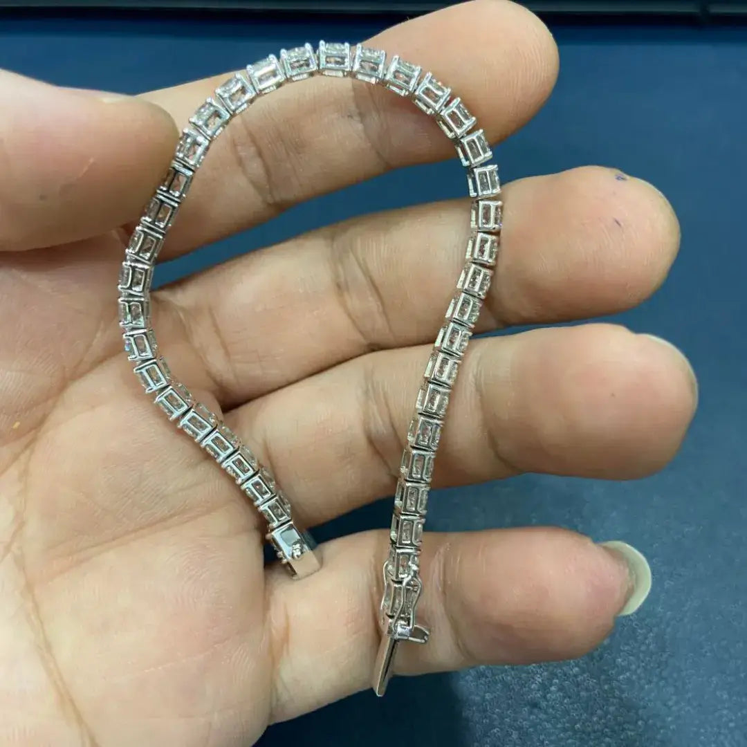 Jedes Tennisarmband mit runden, im Labor gezüchteten Diamanten im Gewicht von 0,20 Karat