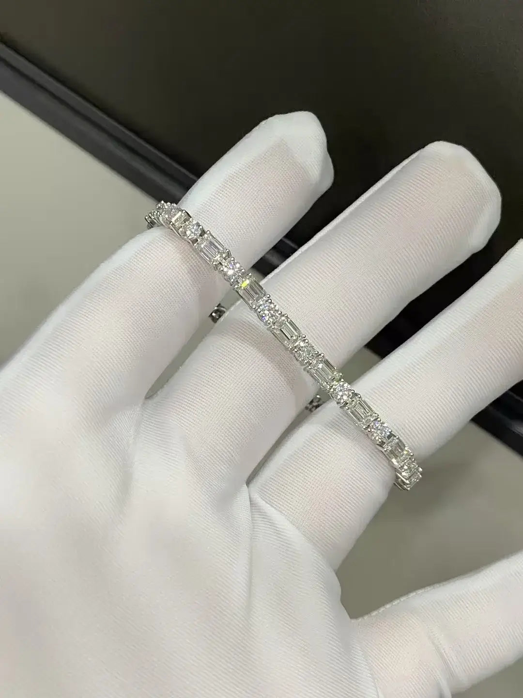 Each 0.4-carat 0.18-carat Emerald-cut and Round Lab Grown Diamond Tennis Bracelet