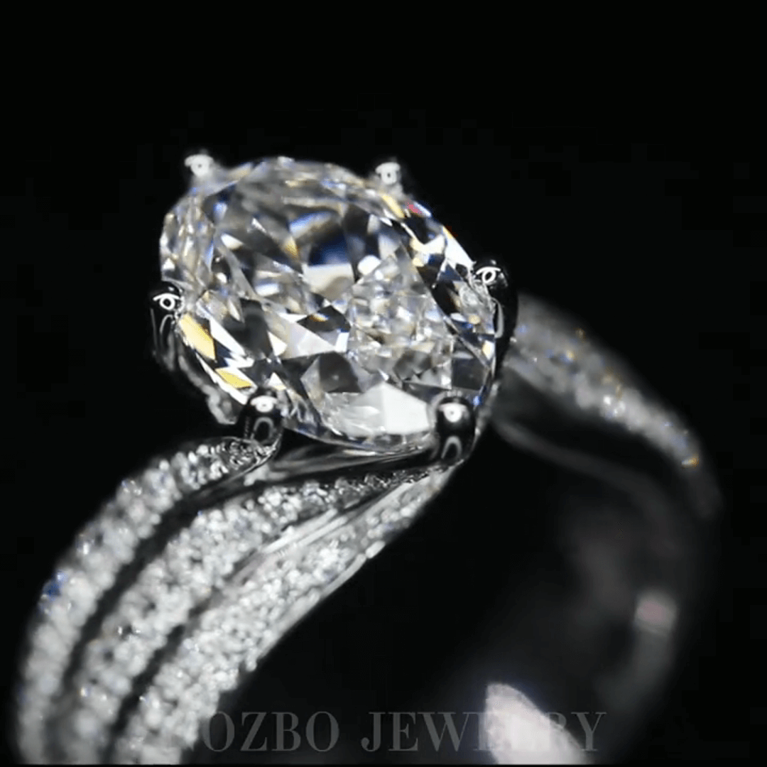 Luxuriöser Ring mit ovalem 3-karätigem Labordiamant und Pavé-Band aus 18 Karat Gold