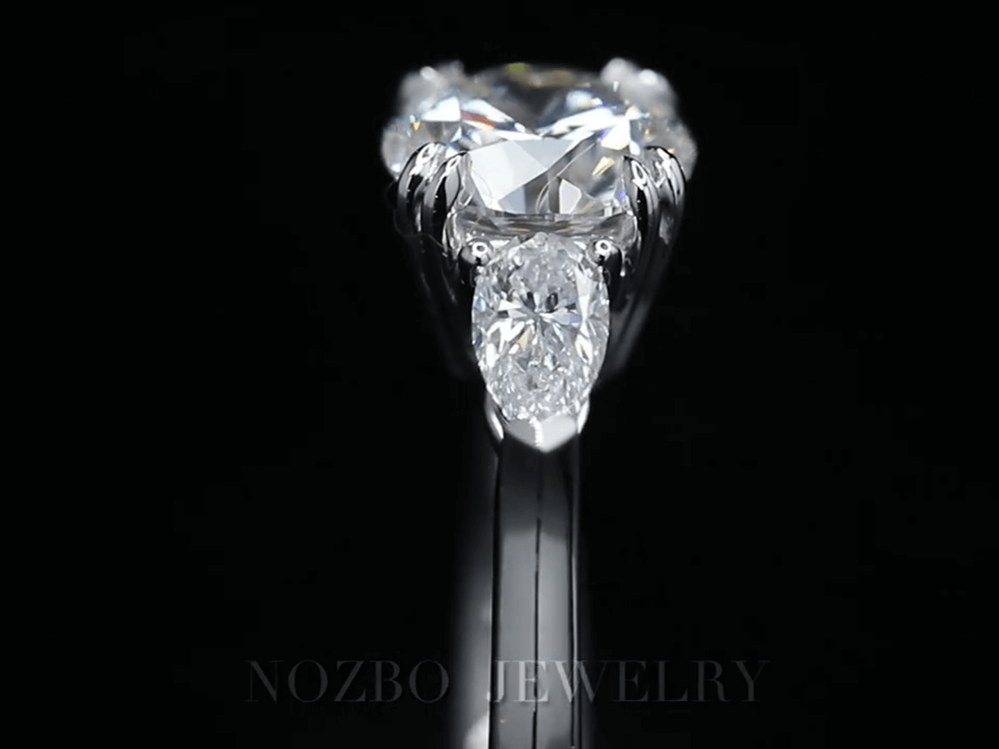 Drei-Stein-Ring mit rundem 1-Karat-Diamanten und birnenförmigen Seitensteinen, 18 Karat Gold