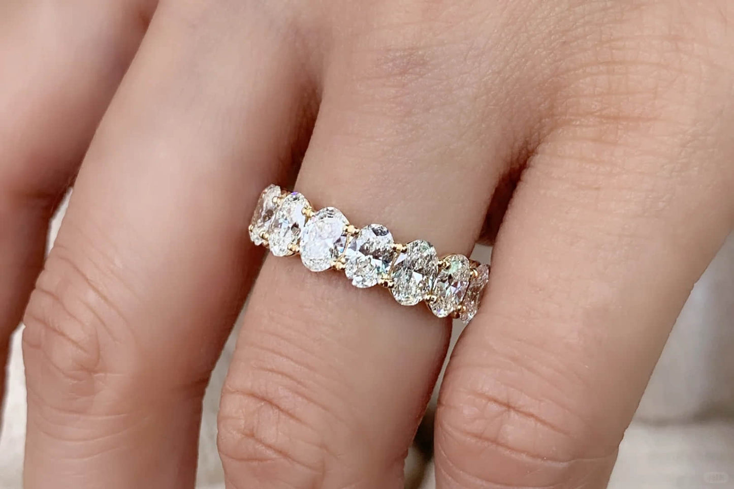 Ring mit 4 Karat Gesamtgewicht, 21 Steinen, ovalen lab-grown Diamanten