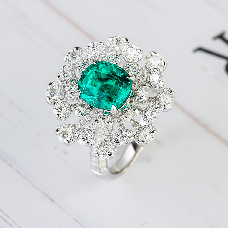 Im Labor gezüchteter Cocktailring mit Smaragd und Diamant aus 14 Karat Gold