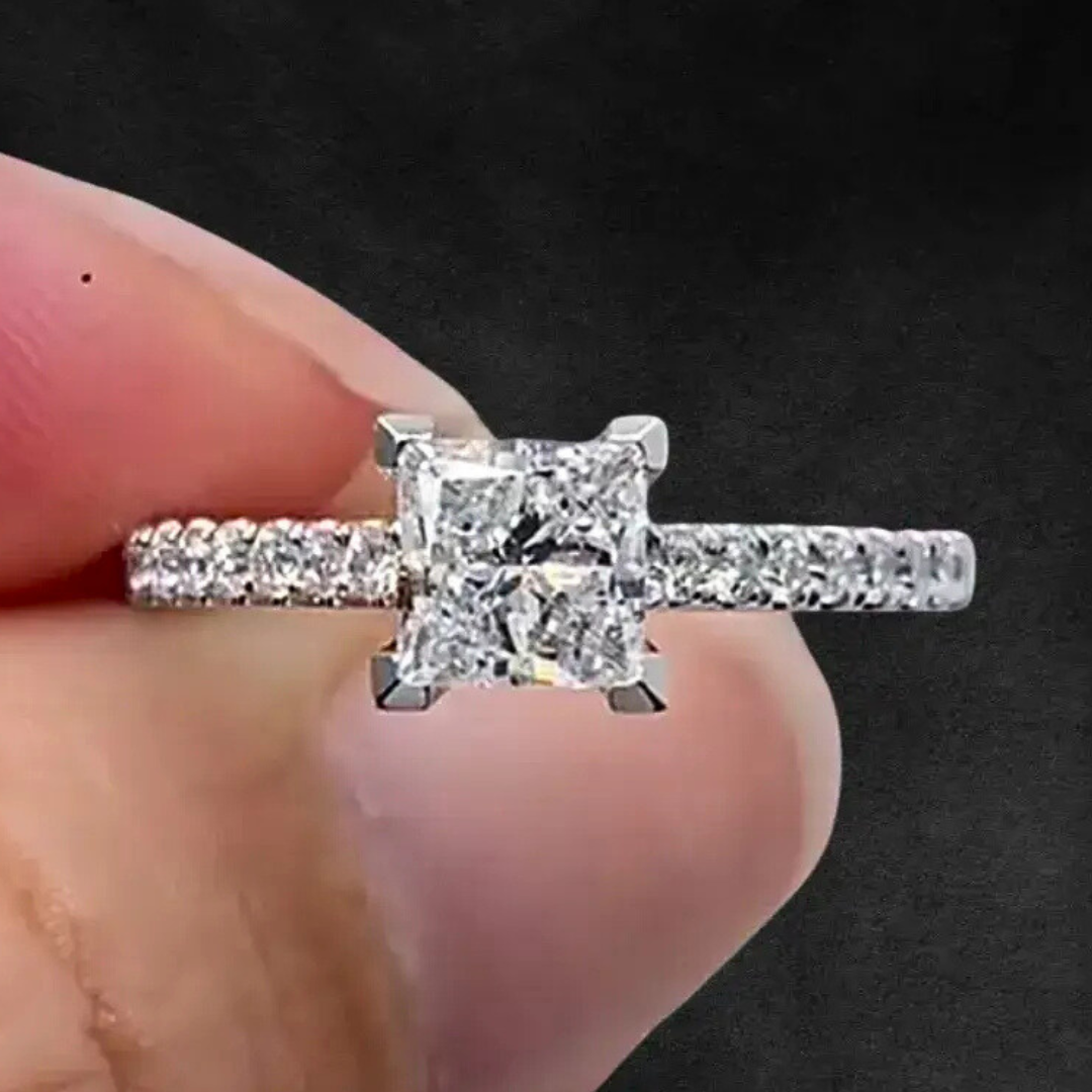 Bagues de fiançailles en diamants de laboratoire taille princesse pavés de 0,7 ct