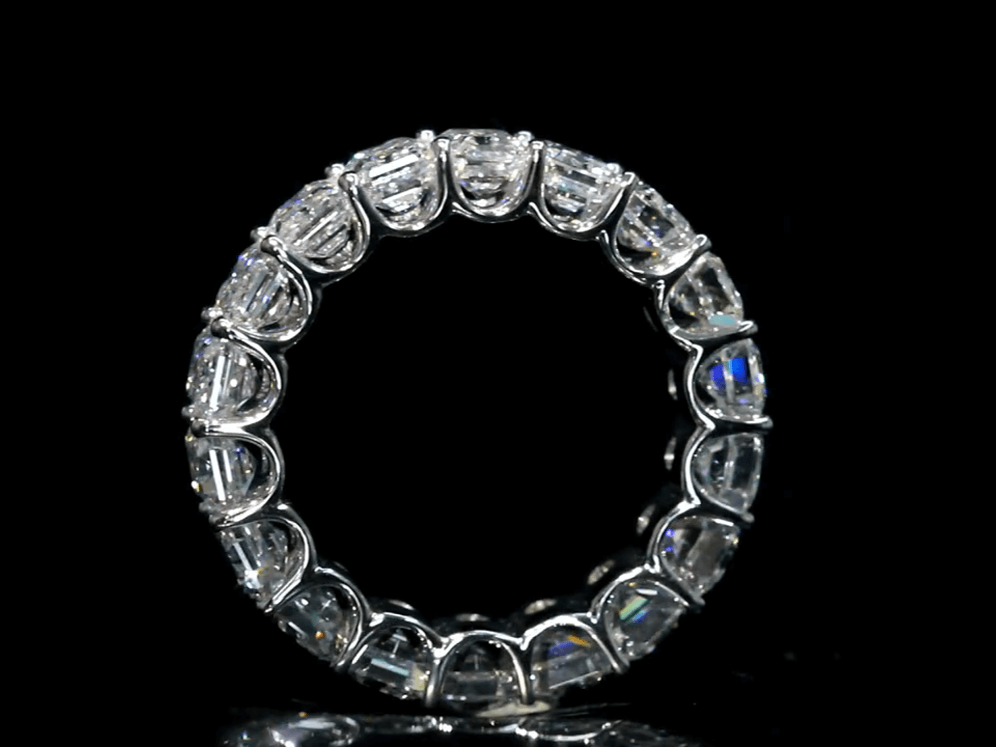 Alliance éternité avec 18 diamants taillés en émeraude cultivés en laboratoire – 9 ct. poids total