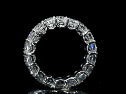 Alliance éternité avec 18 diamants taillés en émeraude cultivés en laboratoire – 9 ct. poids total