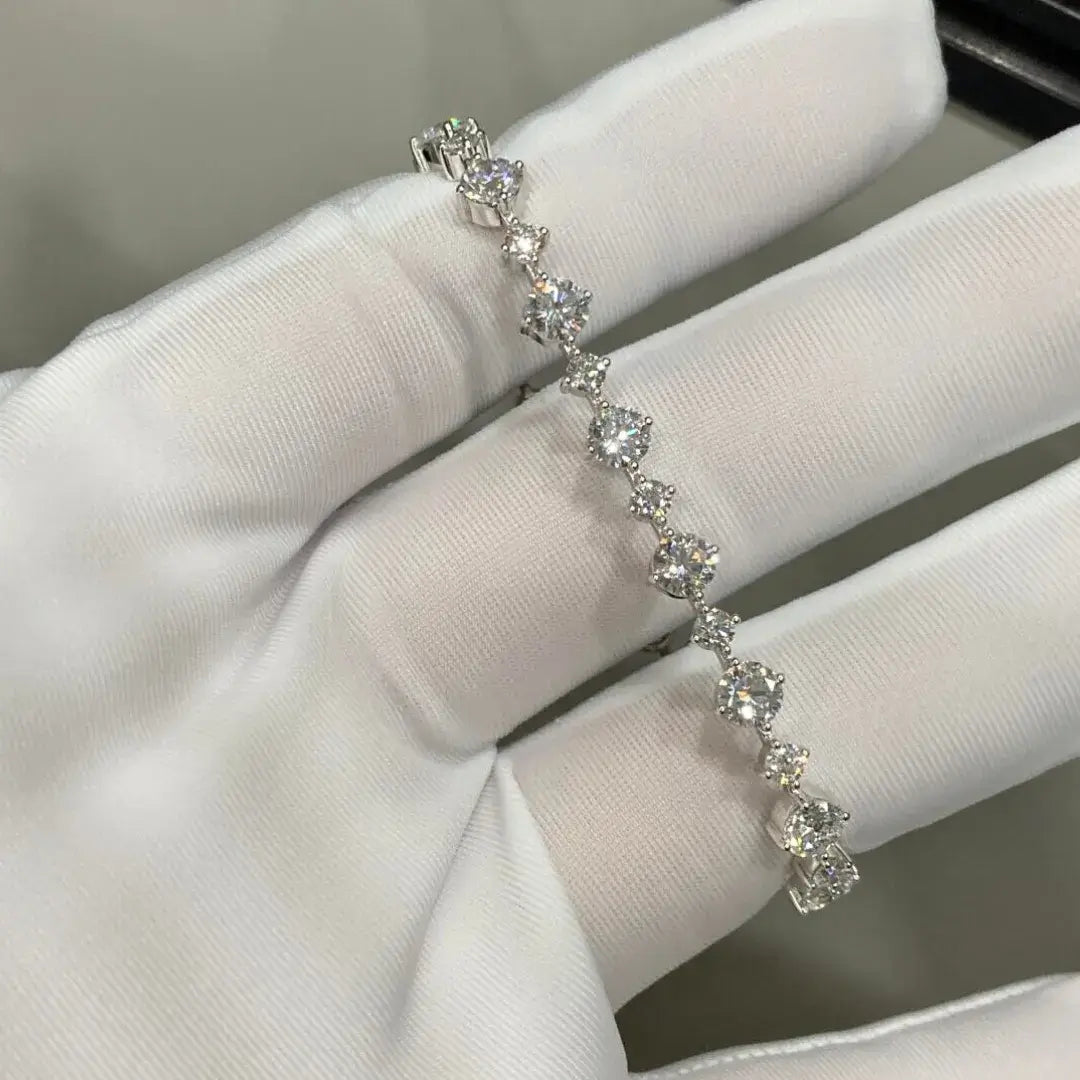 Armband aus 18 Karat Gold mit abgestuften, im Labor gezüchteten Diamanten