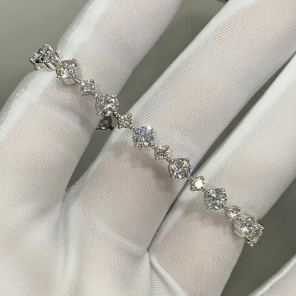 Armband aus 18 Karat Gold mit abgestuften, im Labor gezüchteten Diamanten