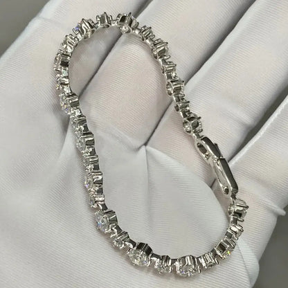 Armband aus 18 Karat Gold mit abgestuften, im Labor gezüchteten Diamanten