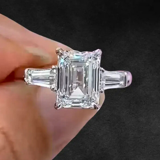 Bague trois pierres sertie de diamants de laboratoire taille émeraude de 2,5 ct