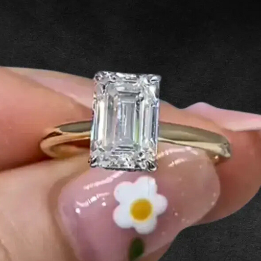 Bague halo bicolore sertie de diamants taille émeraude de laboratoire de 2 carats