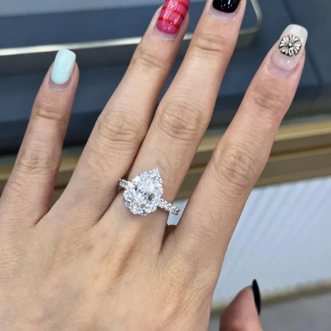 Bague halo de diamants de laboratoire en forme de poire de 2 carats