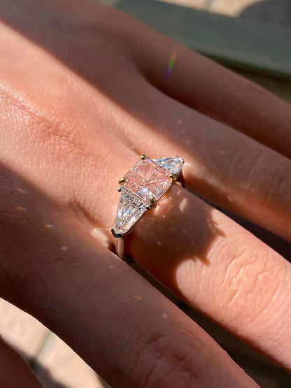 Bague à trois pierres en forme de bouclier avec diamant rose taille princesse de 3,98 ct en or 18 carats