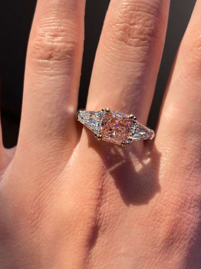 Bague à trois pierres en forme de bouclier avec diamant rose taille princesse de 3,98 ct en or 18 carats