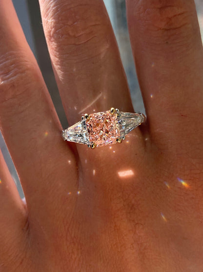 Bague à trois pierres en forme de bouclier avec diamant rose taille princesse de 3,98 ct en or 18 carats