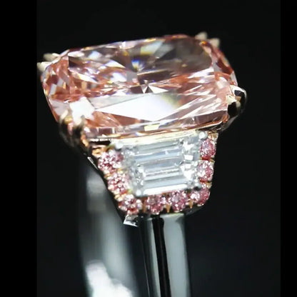 Bague en diamant de laboratoire taille coussin rose vif fantaisie de 4 carats