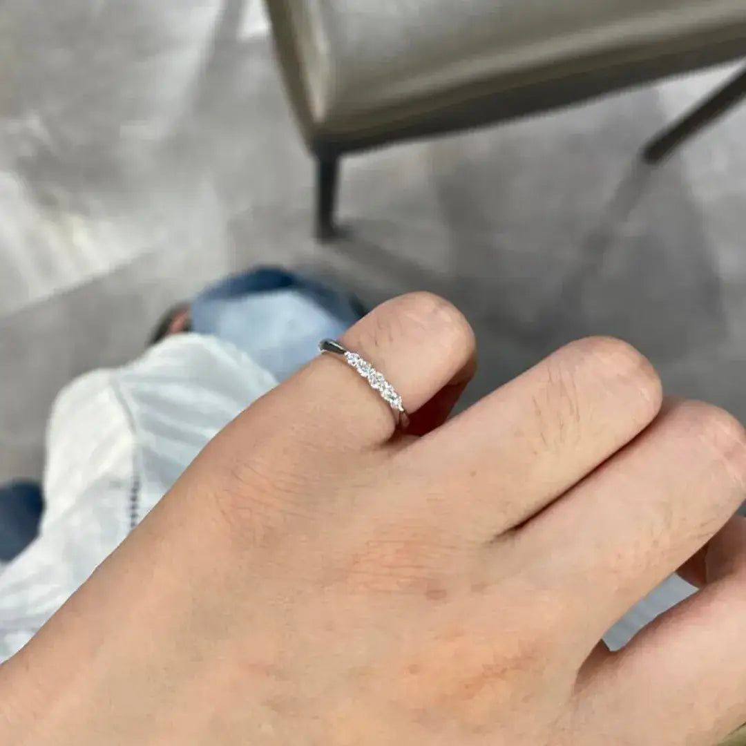 Ring mit 5 im Labor gezüchteten Diamanten für den kleinen Finger