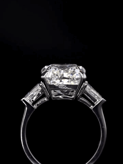 Bague à trois pierres avec diamants de laboratoire taille coussin de 5 carats
