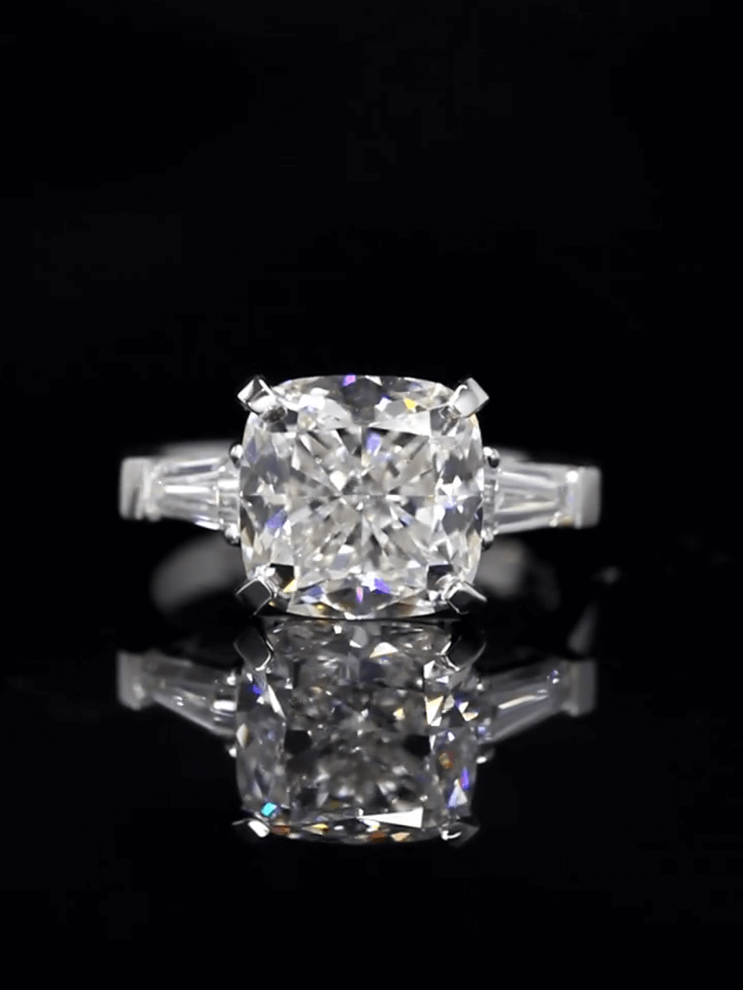 Bague à trois pierres avec diamants de laboratoire taille coussin de 5 carats