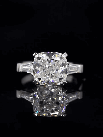 Bague à trois pierres avec diamants de laboratoire taille coussin de 5 carats