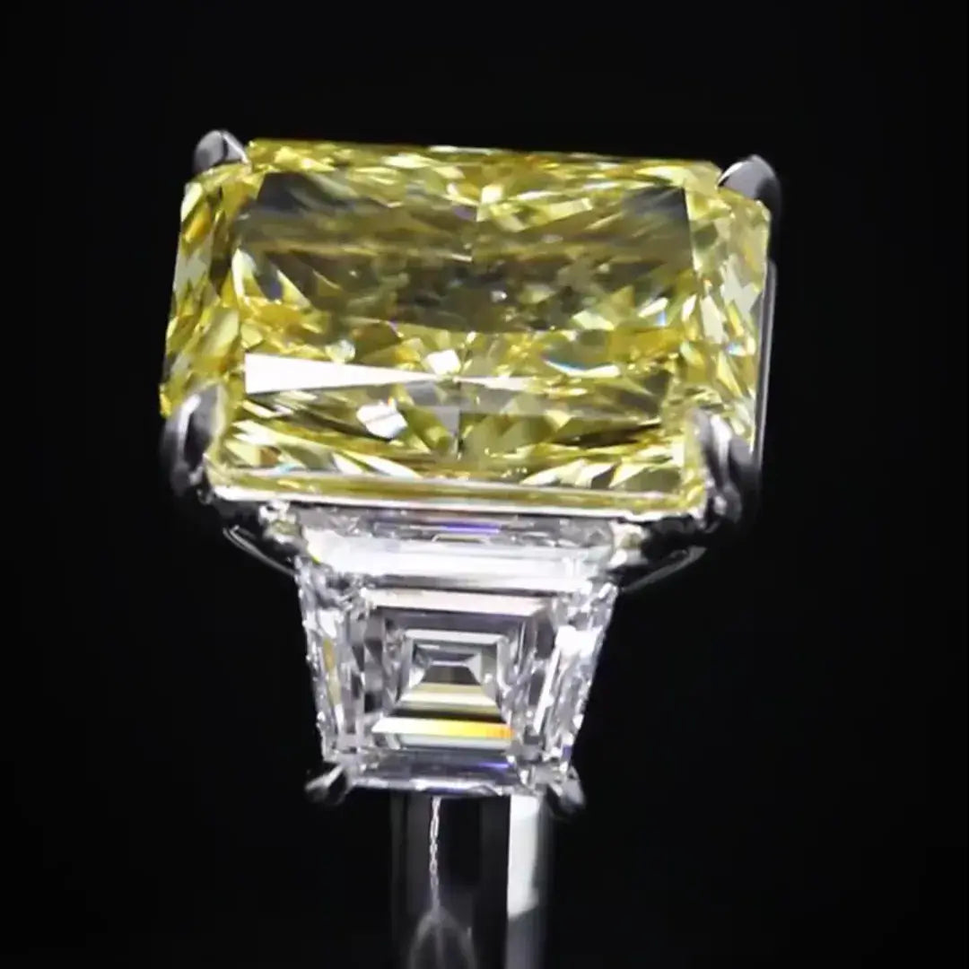 Bague trois pierres sertie de diamants taille radiant de laboratoire jaune vif fantaisie de 9 carats