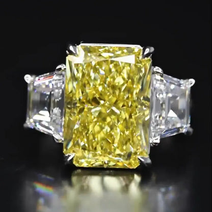 Bague trois pierres sertie de diamants taille radiant de laboratoire jaune vif fantaisie de 9 carats