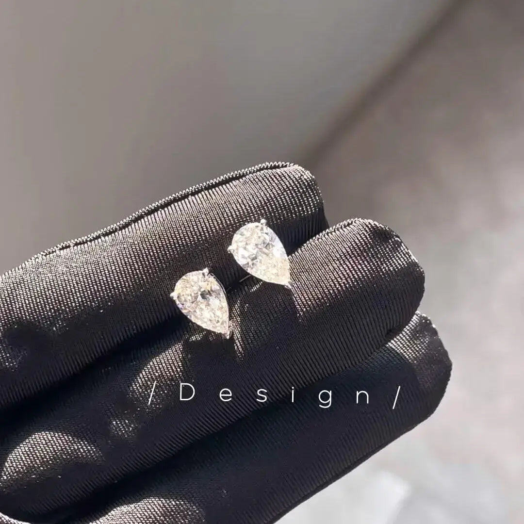 Chaque boucle d'oreille à clous d'oreilles en diamant de laboratoire taille poire de 1 ct