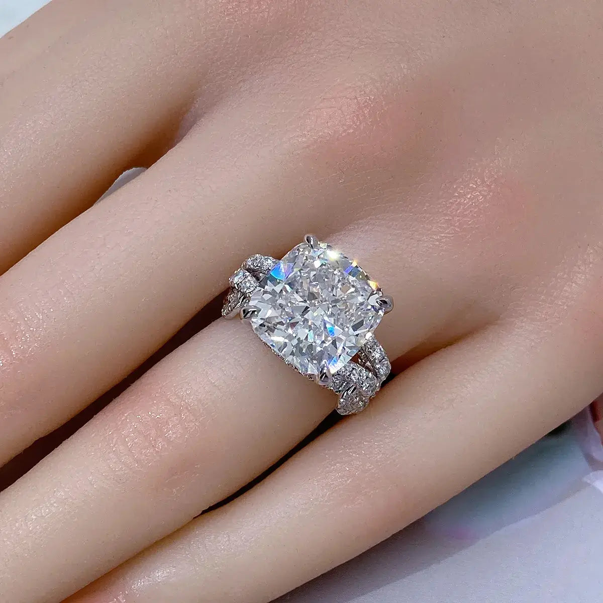 Bague luxueuse en forme de nœud avec diamant de laboratoire taille coussin de 10 carats