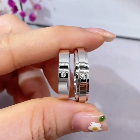 Alliances simples pour couple serties de diamants de laboratoire en or 18 carats