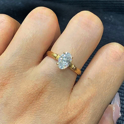 Bague vintage en or jaune 18 carats avec diamant de 1 carat taille ovale, inspirée des colonnes romaines.